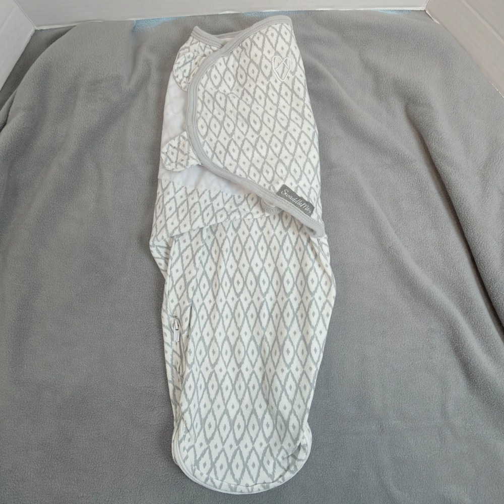SwaddleMe Swaddle Wrap Kids SM/MD Grey White Excellent Easy Change Zipper